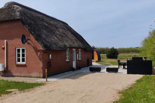 Indkørsel/front af hus