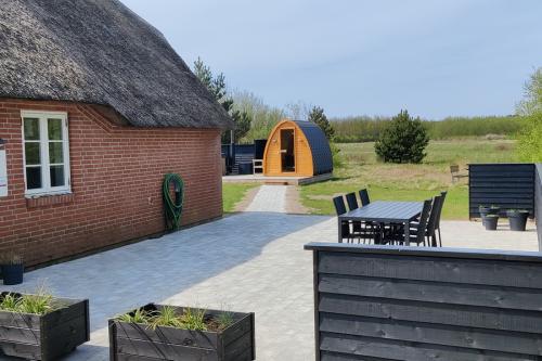 Ny terrasse foran hus - med wellness terrasse i baggrund